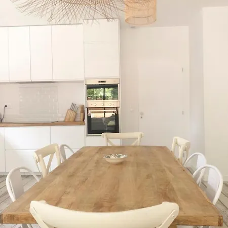 De Brice In With Pool Ares